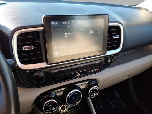 Used 2022 Hyundai Venue SEL image 16