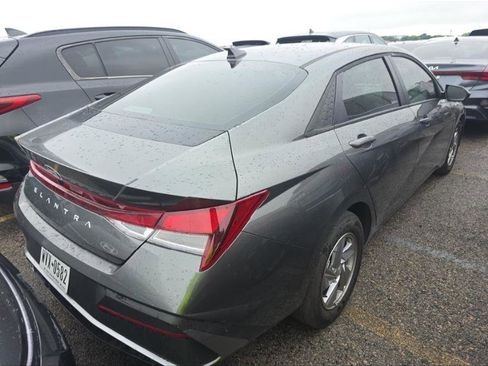 Used 2025 Hyundai Elantra SE FWD image 9