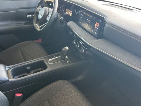 Used 2025 Nissan Kicks SV FWD image 17