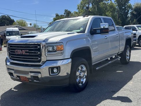 Used 2018 GMC Sierra 2500 SLT w/ Duramax Plus Package AWD/4WD image 3