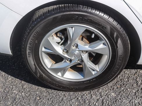 Used 2021 Hyundai Elantra SE image 11