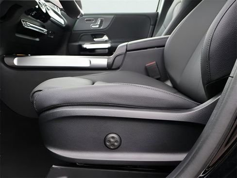 New 2025 Mercedes-Benz GLB 250 4MATIC image 38