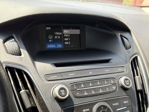 Used 2016 Ford Focus SE w/ Equipment Group 201A FWD image 17