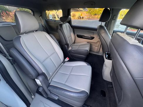 Used 2018 Kia Sedona SX FWD image 13