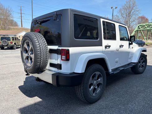 Certified 2017 Jeep Wrangler Unlimited Sahara w/ Connectivity Group image 8