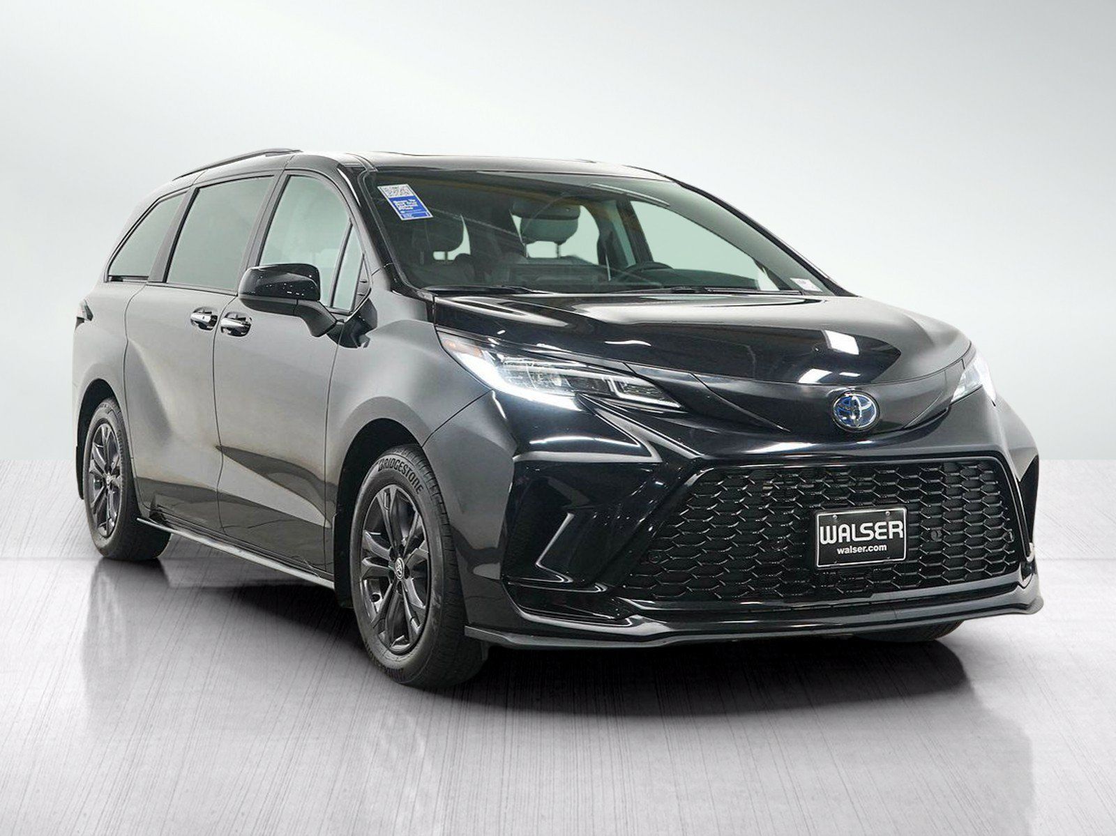 Used 2025 Toyota Sienna XSE AWD/4WD image 7