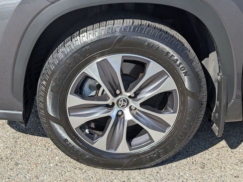 Used 2022 Toyota Highlander XLE AWD/4WD image 22