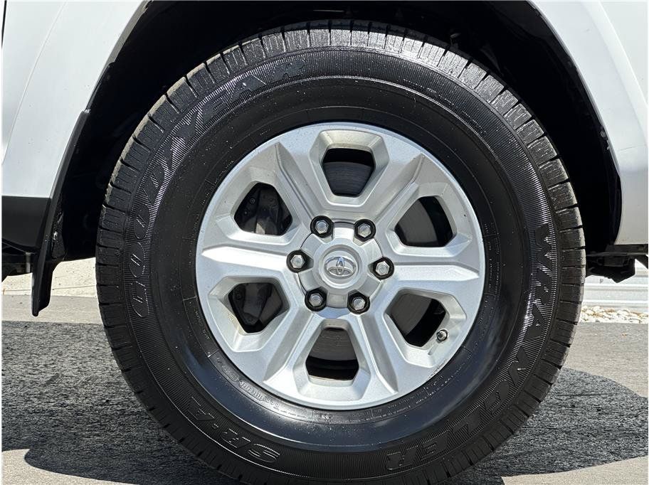 Used 2017 Toyota 4Runner SR5 AWD/4WD image 30