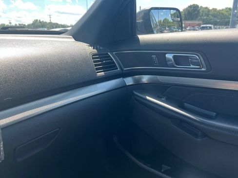Used 2018 Ford Explorer XLT w/ Equipment Group 202A FWD image 15
