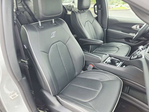 Used 2024 Chrysler Pacifica Limited w/ S Appearance Package FWD image 19