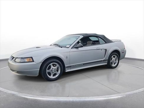 Used 2001 Ford Mustang 2dr Convertible Deluxe image 4