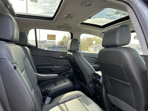 Used 2023 GMC Acadia SLT w/ Technology Package image 11