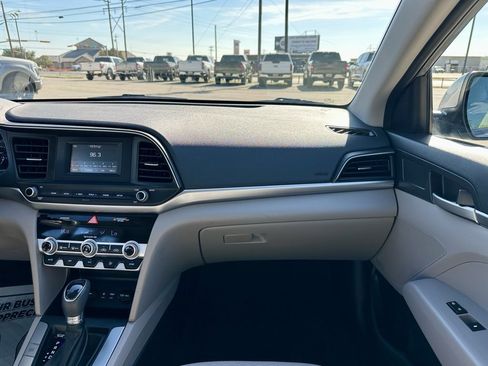 Used 2020 Hyundai Elantra SE image 15