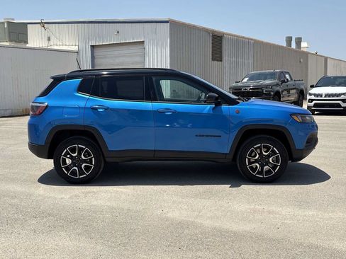 Used 2025 Jeep Compass Trailhawk AWD/4WD image 9