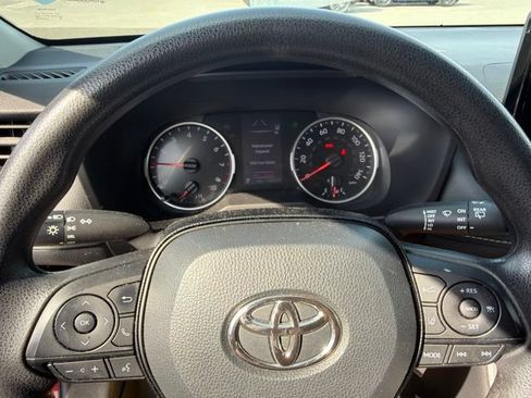 Used 2021 Toyota RAV4 LE FWD image 10