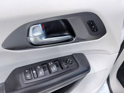 Used 2024 Chrysler Pacifica Touring-L FWD image 11