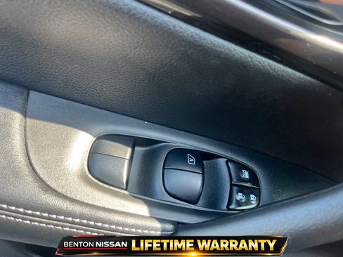 Used 2019 Nissan Rogue SV w/ Premium Package FWD image 13