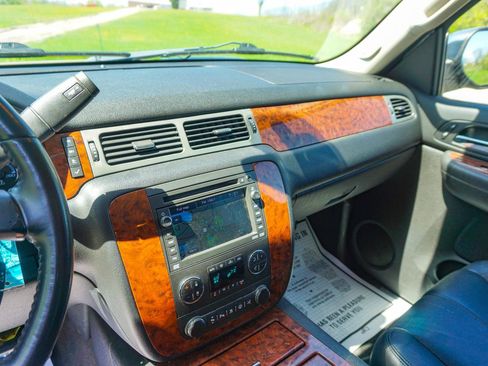 Used 2008 Chevrolet Suburban LTZ w/ LTZ Preferred Equipment Group AWD/4WD image 15