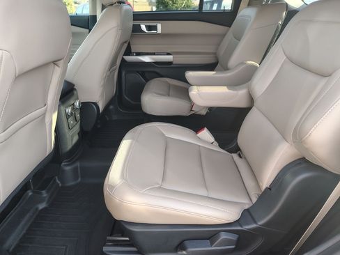 Used 2022 Ford Explorer XLT w/ Equipment Group 202A RWD image 15