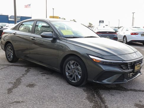 Used 2024 Hyundai Elantra SEL image 3