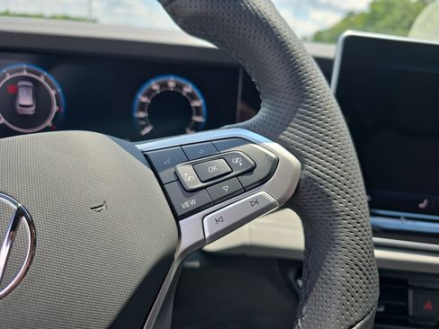 New 2025 Volkswagen Tiguan SE R-Line image 18