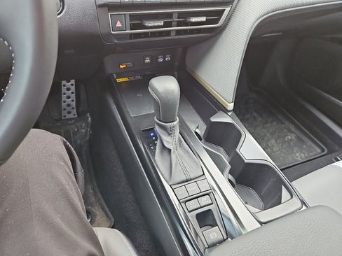 Used 2025 Toyota Camry SE image 13