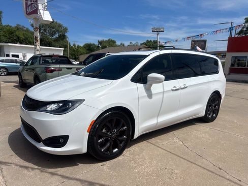 Used 2018 Chrysler Pacifica Touring-L Plus FWD image 17
