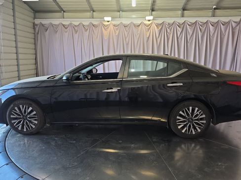 Used 2024 Nissan Altima 2.5 SV w/ SV Premium Package FWD image 6