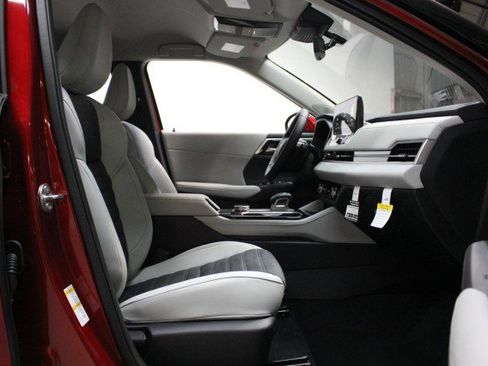 New 2025 Mitsubishi Outlander SE image 18