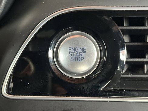 Used 2023 Genesis G70 2.0T image 29