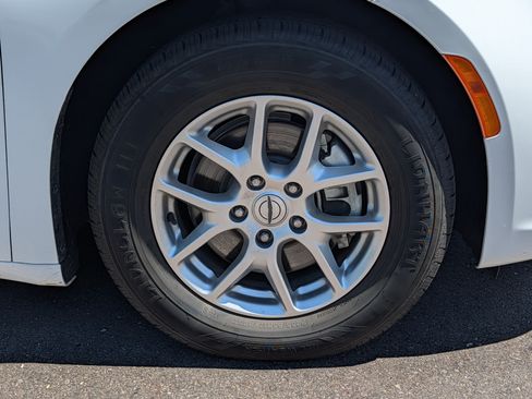 Used 2024 Chrysler Pacifica Touring-L FWD image 15