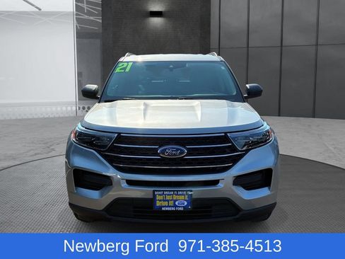 Used 2021 Ford Explorer XLT RWD image 2