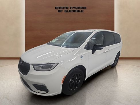 Used 2024 Chrysler Pacifica Limited FWD image 2