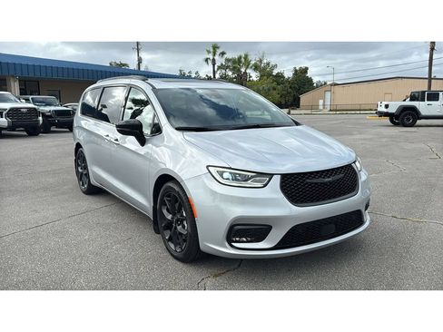 Used 2023 Chrysler Pacifica Limited w/ Uconnect Theater Family Group FWD image 8