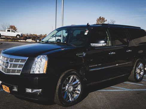 Used 2011 Cadillac Escalade ESV Platinum image 22