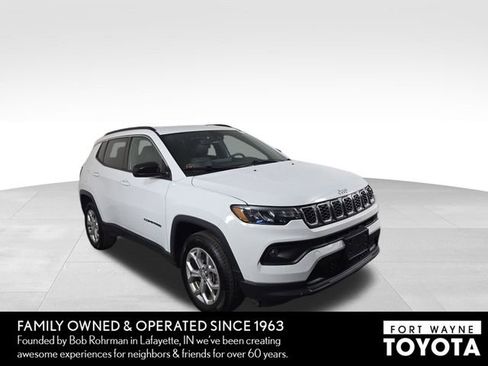 Used 2024 Jeep Compass Latitude AWD/4WD image 4
