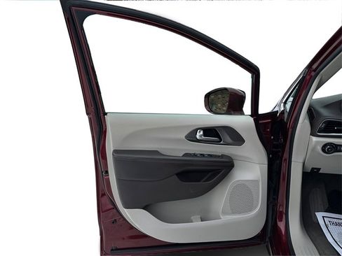 Used 2018 Chrysler Pacifica Touring-L Plus image 26