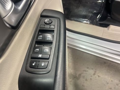 Used 2024 Chrysler Pacifica Touring-L image 19