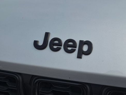 Used 2024 Jeep Grand Cherokee Altitude AWD/4WD image 9
