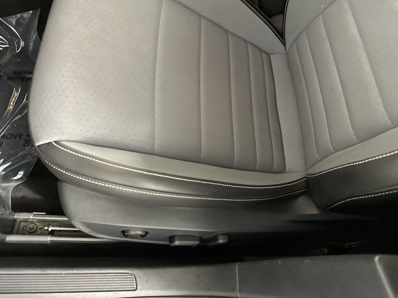 Used 2025 Volkswagen Jetta SE FWD image 4