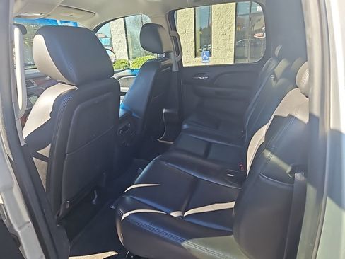 Used 2013 Chevrolet Avalanche LTZ image 31