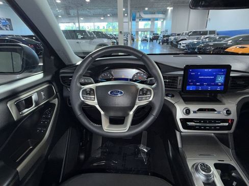 Used 2023 Ford Explorer XLT AWD/4WD image 26