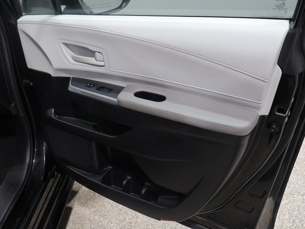 Used 2025 Toyota Sienna LE FWD image 22