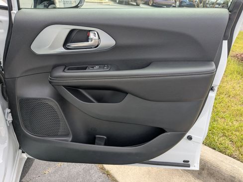 New 2026 Chrysler Pacifica Limited FWD image 38