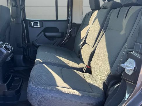 Used 2024 Jeep Wrangler Unlimited AWD/4WD image 28