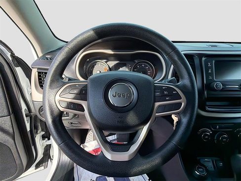 Used 2017 Jeep Cherokee Sport image 11