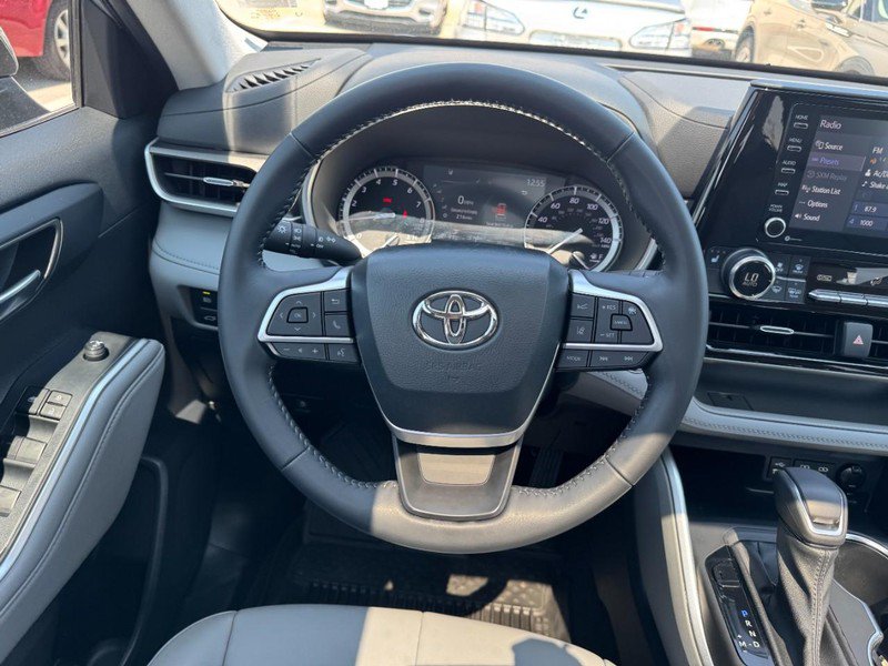 Used 2022 Toyota Highlander XLE AWD/4WD image 10