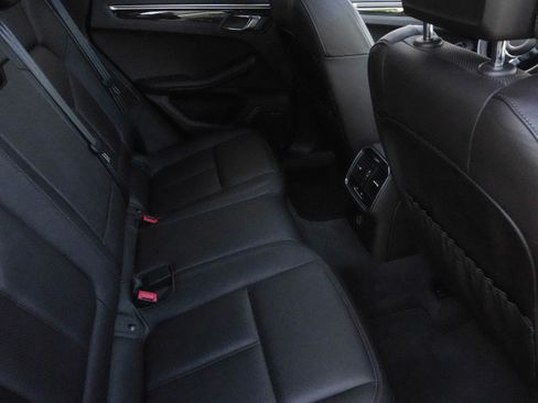 Used 2018 Porsche Macan Turbo AWD/4WD image 38