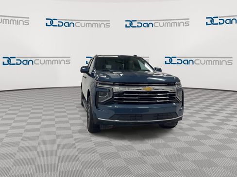 Used 2025 Chevrolet Suburban LT AWD/4WD image 3