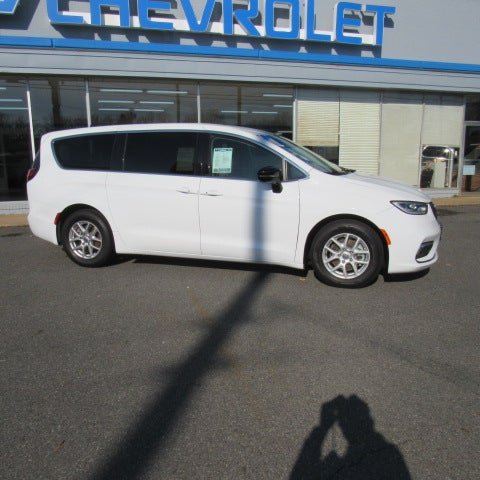 Used 2024 Chrysler Pacifica Touring-L FWD image 2